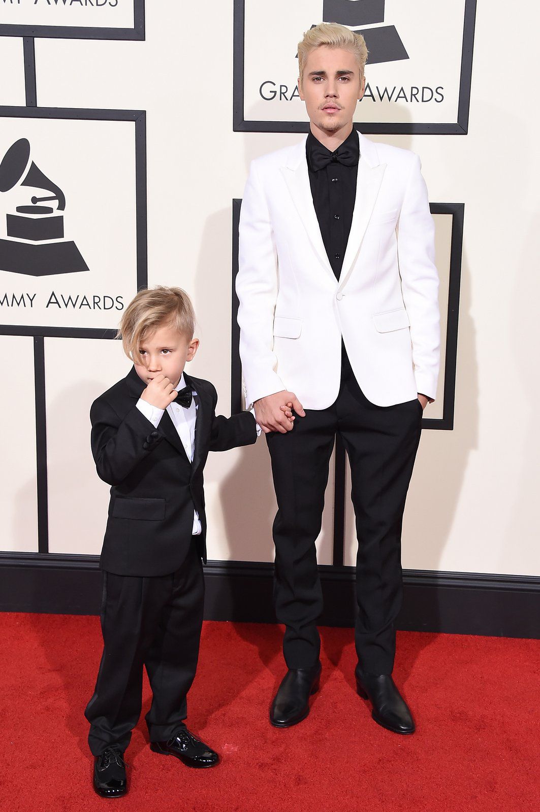 4. Justin Bieber no podía elegir mejor pareja para acudir a los Gramys que su hermanito Jaxon Bieber. Toda una pareja perfecta y elegante.