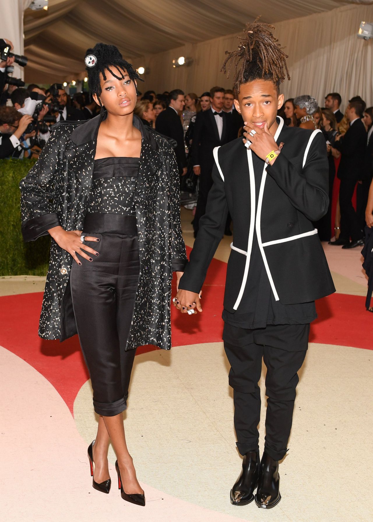 7. Los hermanos Smith acudían a la gala Met, Willow con ese impresionante Chanel y Jaden en Louis Vuitton.