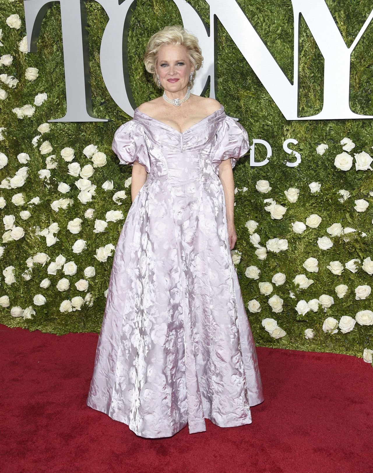 9. En qué estaría pensando Christine Ebersole a la hora de escoger este vestido.
