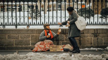 Las personas más pobres viven casi cuatro años menos que las más ricas