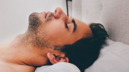 La apnea del sueño envejece: El uso de un aparato que ayuda a respirar mitiga este problema