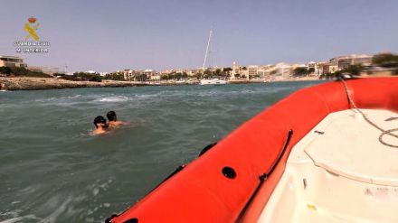Los peligros del agua: Así es rescatado un joven que se estaba ahogando