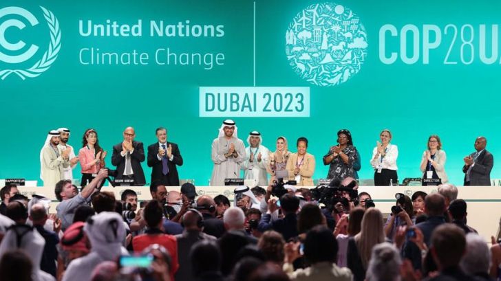 La COP28 concluye con un llamamiento a 'alejarse' de los combustibles fósiles