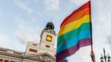Tribunal Constitucional anula norma de Ayuso que afectaba a asociaciones LGTBI+