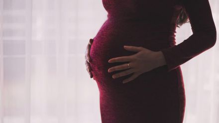 La maternidad aleja a Sara de sus amigas: 'No saben cómo incluirme en sus planes'