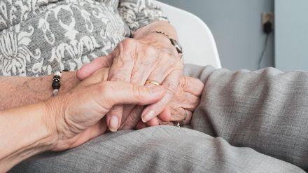 Solo el 8% de los mayores con dolor crónico recibe apoyo psicológico