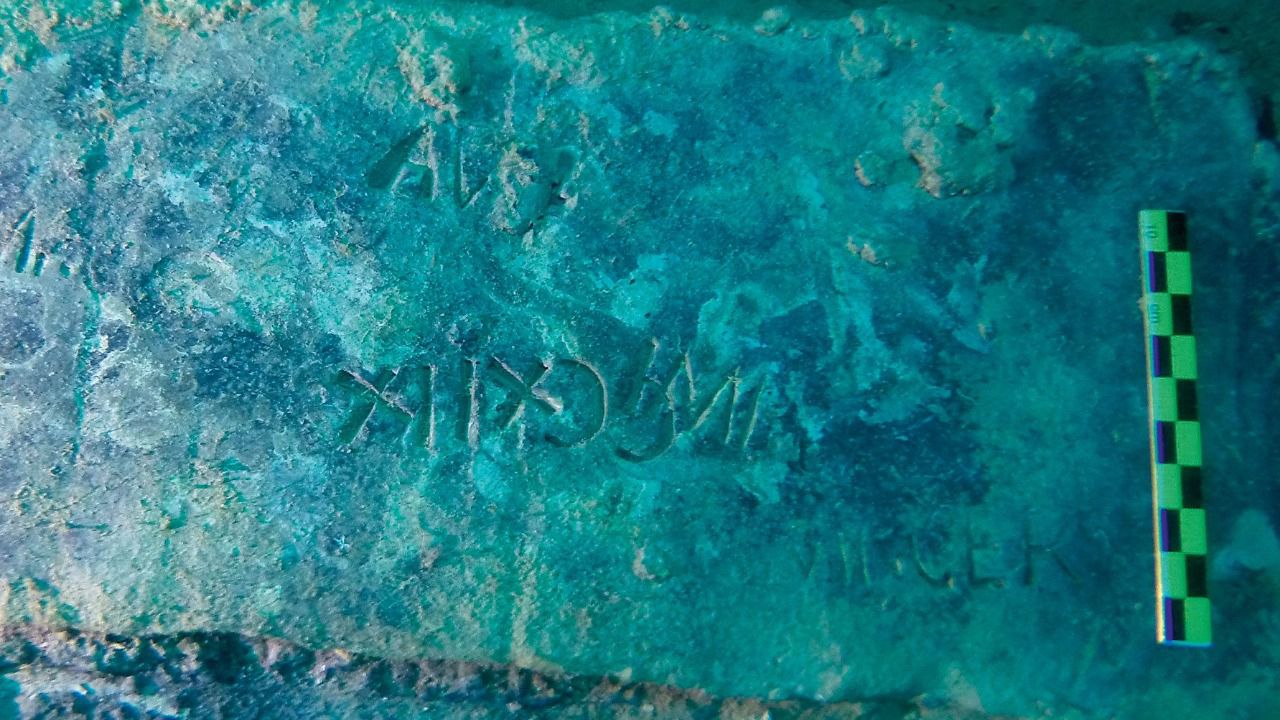 El Museo Arqueológico recibe un lingote de plomo del Bou Ferrer
