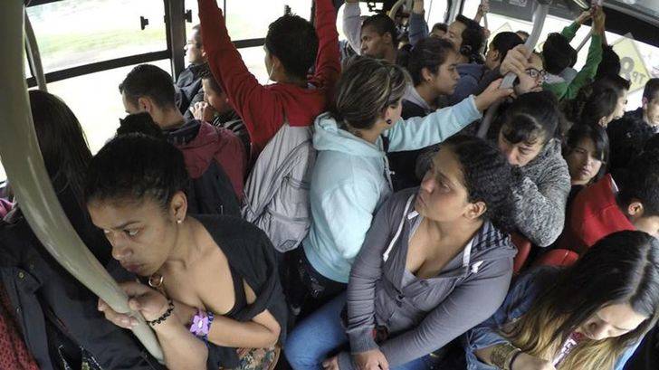 Linchan a un argentino por masturbarse delante de una pasajera en un autobús