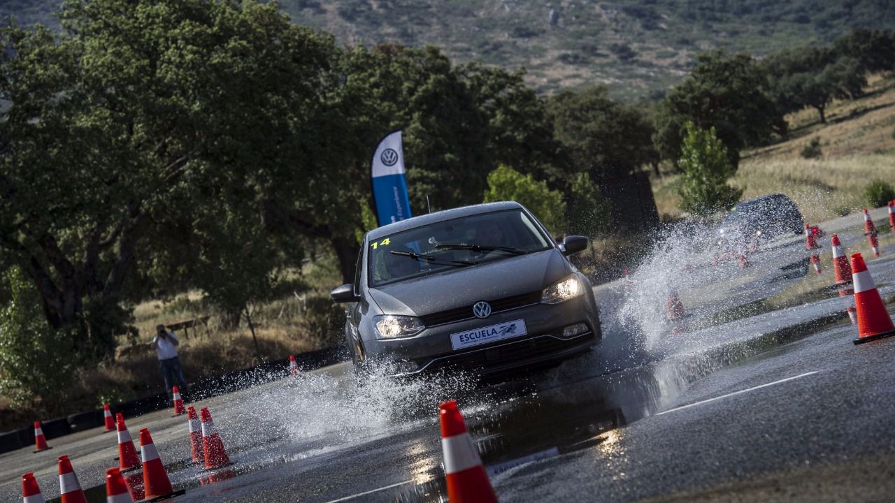 Volkswagen estrena en el Circuito de Ascari un curso de conducción dirigido a jóvenes