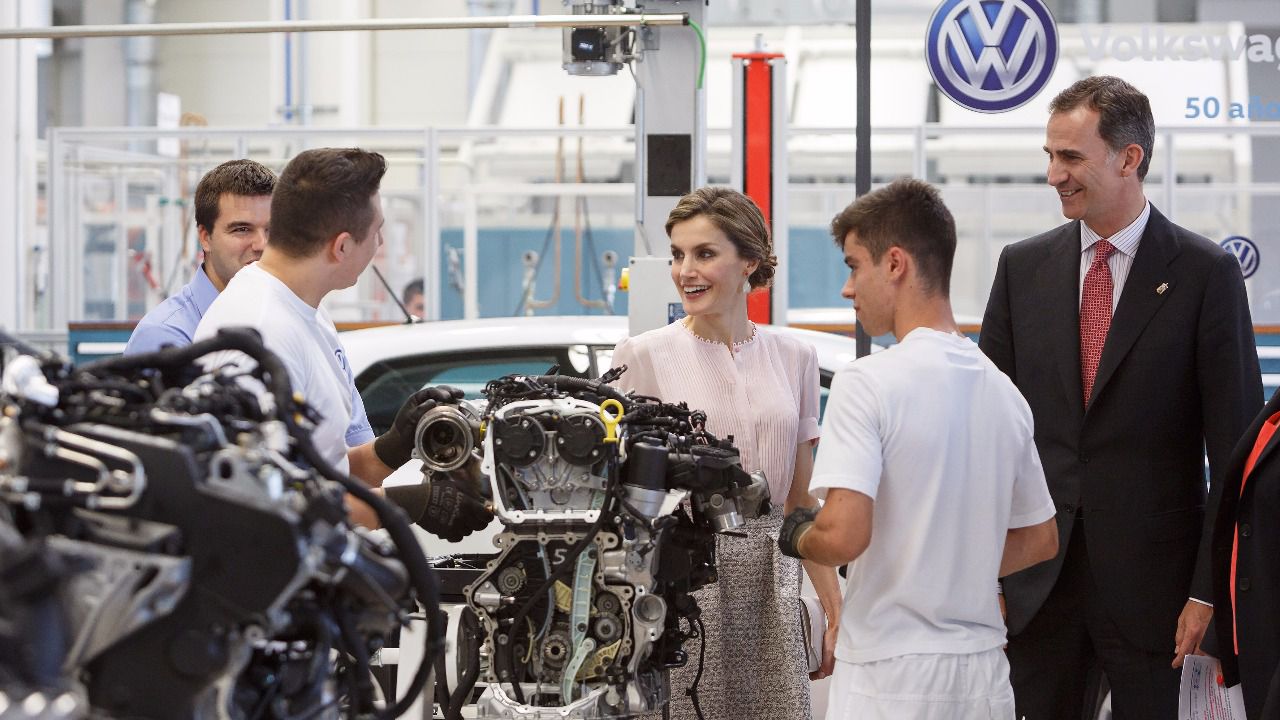 SS.MM. los Reyes han visitado la fábrica de Volkswagen Navarra con motivo del 50 aniversario de la factoría