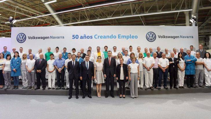 SS.MM. los Reyes han visitado la fábrica de Volkswagen Navarra con motivo del 50 aniversario de la factoría