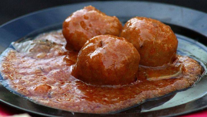 Albóndigas con tomate y verduras