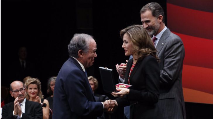 El presidente del Teatro Real Gregorio Marañón recibe la medalla de oro al mérito en las Bellas Artes