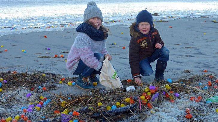 Miles de regalos de huevos Kinder en una playa alemana