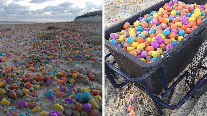 Miles de regalos de huevos Kinder en una playa alemana