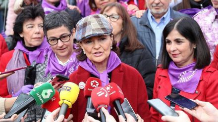 Carmen Calvo ingresada por problemas respiratorios