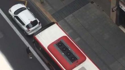 Un autobús arrolla un coche tras una discusión de tráfico en el centro de Valencia