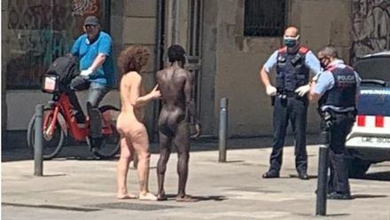 Una pareja paseaba por Barcelona desnuda bajo los efectos de las drogas y el alcohol