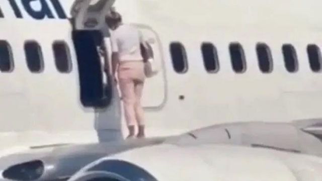 Sale a pasear sobre el ala del avión porque tenía 'demasiado calor'