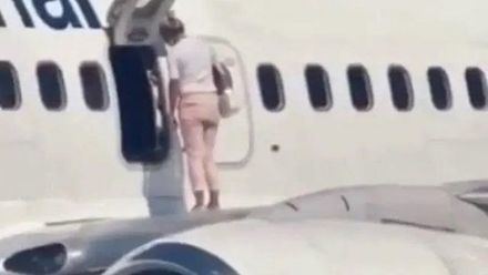 Sale a pasear sobre el ala del avión porque tenía "demasiado calor"