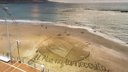 Una gran postal de arena en Las Canteras por un mar libre de mascarillas