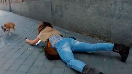 El viral de la semana: ¡María Patiño se cae de bruces en plena calle!