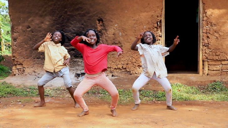 El baile de Navidad de Masaka Kids Africana