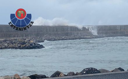 Un remero es arrastrado por las olas mientras corría por el malecón de Orio