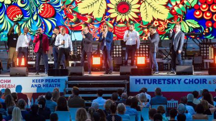 El Coro Turetsky &amp; Soprano levantó al público con sus ‘Canciones por la Unidad’