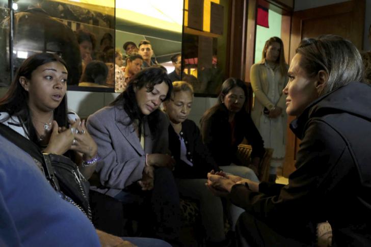 Angelina Jolie visita a migrantes venezolanos en Perú