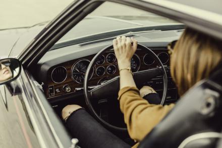 Adiós al mito: las mujeres conducen mejor que los hombres