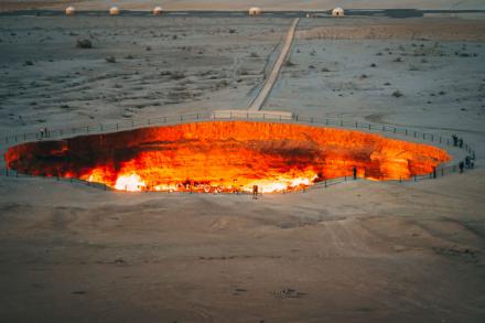 El pozo de Darvaza, la puerta del Infierno en Turkmenistán