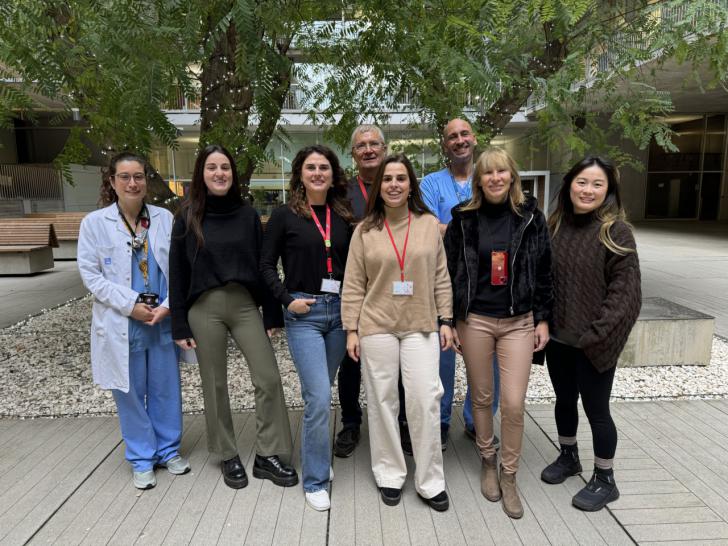 De izquierda a derecha: Itziar Arrieta, Marina De Filippi, Diana Wortmann, Andreas Meyerhans, Marta Sisteré-Oró, Robert Güerri-Fernández, Natalia García-Giralt, Juan Du. Crédito: Hospital del Mar.