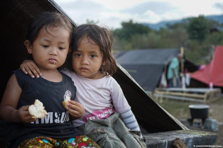 Miles de niños siguen sin hogar en Indonesia