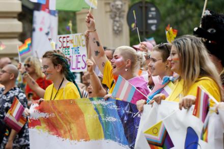 Activistas LGTBI+ de Hungría y Bulgaria alertan sobre ataques a sus derechos en Europa