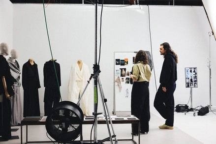 Óliver Laxe luce un diseño de Adolfo Domínguez en los Oscar 2026