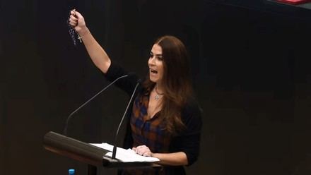 Arcópoli presenta denuncia contra Carla Toscano por discurso de odio hacia LGTBI+