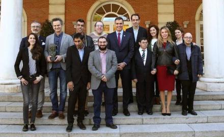 Pedro Sánchez recibe en La Moncloa al equipo de la película 'Campeones'