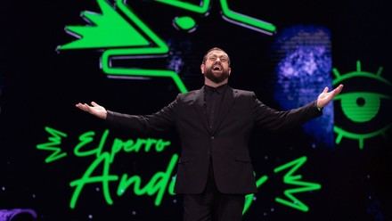 El perro andaluz de Manu Sánchez transforma la noche del partido en una fiesta inolvidable