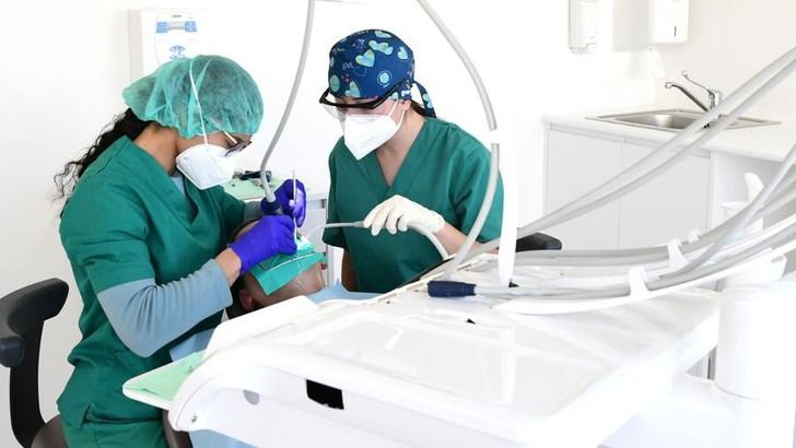 Campaña de la USC para prevenir el cáncer oral en Santiago de Compostela
