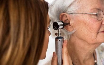 FIAPAS lanza un estudio para mejorar la atención a la sordera en mayores