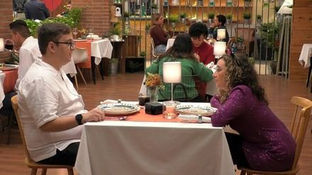 'First Dates' rinde homenaje al autismo con citas inclusivas y actuación en directo