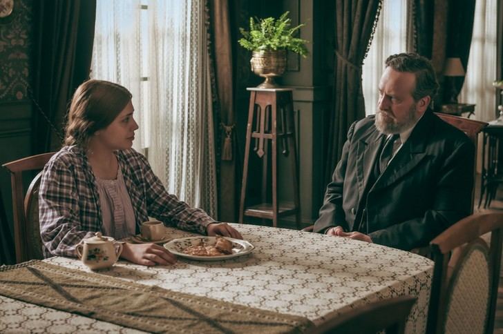 Elena descubre el peligro que representa su suegro en 'La Favorita 1922'
