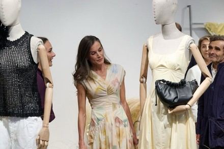 La Reina celebra 50 años de Adolfo Domínguez