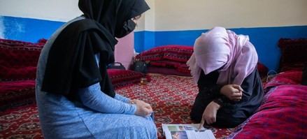 Las mujeres afganas enfrentan una creciente exclusión en la sociedad tras el regreso del Talibán