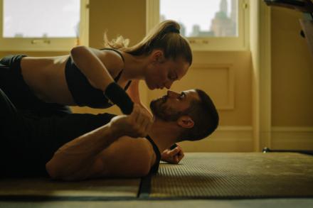 Descubre el nuevo teaser de Enfrentados: Ester Expósito y Hugo Diego García desatan la pasión en un secuestro inesperado