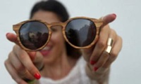 Las gafas de sol de madera se ponen de moda