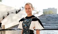 Olympia Scarry en el front row de Louis Vuitton
