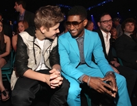 Usher le da una de cal y otra de arena a Justin Bieber