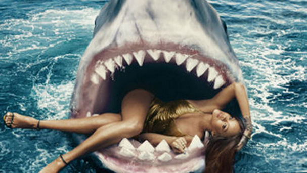 Rihanna nada entre tiburones en una sesión fotográfica